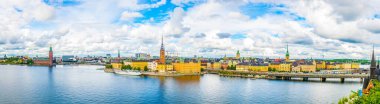 Stockholm Panoraması 'nda Stadshuset belediye binası, Riddarholmskyrkan kilisesi ve Gamla Stan kasabası da var.