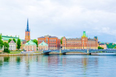 Stockholm 'deki Gamla Stan' in panorama manzarası. Bonde Palace, Riddarhuset ve Norstedts 'in evi de dahil.