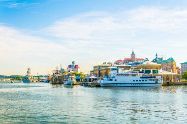 İsveç 'te bir rıhtımda demirleyen gemiler.