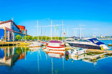 İsveç 'te bir marinanın yanındaki Goteborg opera binasının manzarası
