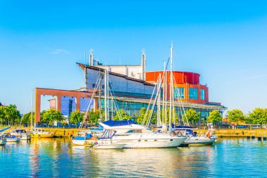 İsveç 'te bir marinanın yanındaki Goteborg opera binasının manzarası