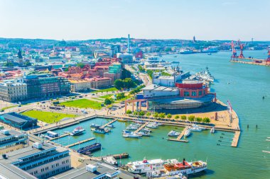 İsveç 'te bir marinanın yanındaki Goteborg opera binasının hava manzarası.