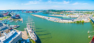 İsveç 'te bir rıhtımda demirleyen gemilerin havadan görüntüsü.