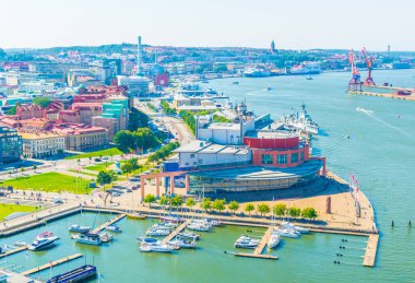 İsveç 'te bir marinanın yanındaki Goteborg opera binasının hava manzarası.