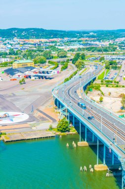 Goteborg 'un merkezindeki Gota Alv Köprüsü, İsveçli.