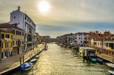 Venedik, İtalya 'da birkaç teknenin dalgalandığı küçük bir kanal görüntüsü