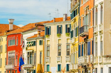 Venedik 'teki Büyük Kanal' ın yanındaki binalar.