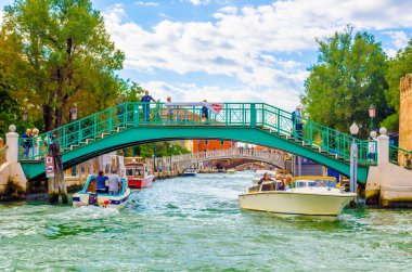 Venedik, İtalya 'da birkaç teknenin dalgalandığı küçük bir kanal görüntüsü