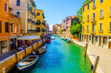 İtalya 'nın Venedik kentindeki Guidecca Kanalı' na açılan parlak güneşli bir günde küçük bir kanal görüntüsü