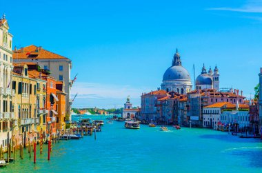 Büyük Kanal 'ın muhteşem manzarası ve Basilica Santa Maria della Salute ile ilginç bulutlar, Venedik, İtalya