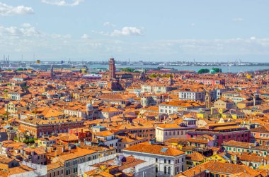 İtalya 'nın tarihi merkezi Venedik' in kırmızı çatılarının havadan görünüşü
