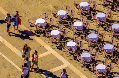 Venedik 'teki San Marco Meydanı' nda yürüyen insanların hava görüntüsü.