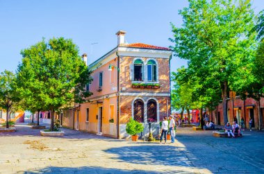 Venedik yakınlarındaki Murano Adası 'nda dar bir sokak manzarası