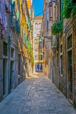 İtalya 'nın daha az ziyaret edilen Venik bölgesindeki dar bir caddenin manzarası