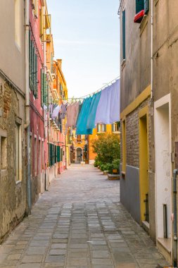 Venic yakınlarındaki Murano Adası 'nda dar bir cadde manzarası