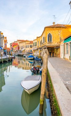 İtalya 'daki Murano Adası' nda günbatımı manzarası. Etrafı ünlü Murano Cam satan turist dükkanlarıyla çevrili.