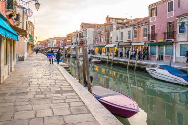 İtalya 'daki Murano Adası' nda günbatımı manzarası. Etrafı ünlü Murano Cam satan turist dükkanlarıyla çevrili.