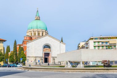 Udine, İtalya 'daki Aziz Nikolo Vescovio al Tempio Osario Kilisesi manzarası