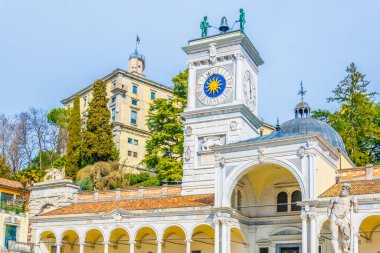 Ital 'daki Piazza della liberta' nın arkasındaki Udine kalesinin manzarası