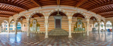 İtalya 'daki Piazza della liberta' nın yanındaki Loggia del Lionello oyun salonunun manzarası