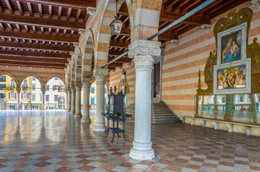 İtalya 'daki Piazza della liberta' nın yanındaki Loggia del Lionello oyun salonunun manzarası