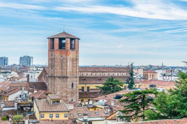 İtalya 'da Santa Maria Annunziata katedralinin hakim olduğu Udine' in hava manzarası