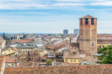 İtalya 'da Santa Maria Annunziata katedralinin hakim olduğu Udine' in hava manzarası