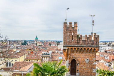 İtalyan şehri Udine 'nin havadan görünüşü Aziz Nicolo Vescovio al Tempio ossari' nin egemenliğinde.
