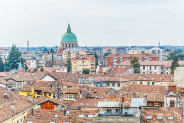 İtalyan şehri Udine 'nin havadan görünüşü Aziz Nicolo Vescovio al Tempio ossari' nin egemenliğinde.
