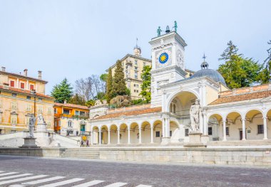 Ital 'daki Piazza della liberta' nın arkasındaki Udine kalesinin manzarası