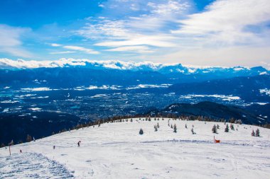 Köyün yakınındaki Gerlitzen dağından gelen karla kaplı dolomitlerin görüntüsü.