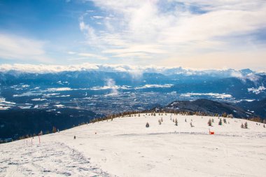 Köyün yakınındaki Gerlitzen dağından gelen karla kaplı dolomitlerin görüntüsü.