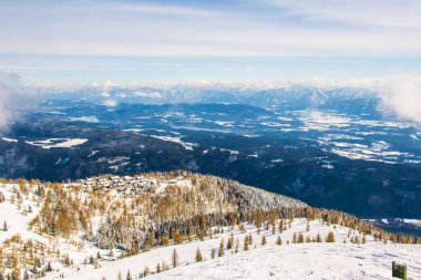 Köyün yakınındaki Gerlitzen dağından gelen karla kaplı dolomitlerin görüntüsü.