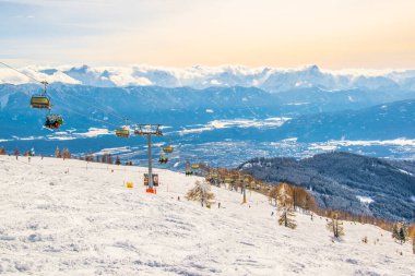 Bir asansör kayakçıları Avusturya 'daki Gerlitzen dağının tepesine getiriyor.