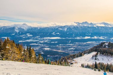 Avusturya 'daki Gerlitzen Dağı' nın tepesinden köyün hava manzarası..