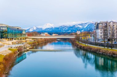 Avusturya, Villach 'taki Drau nehrinin manzarası