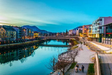 Avusturya, Villach 'ta günbatımında Drau nehrinin manzarası