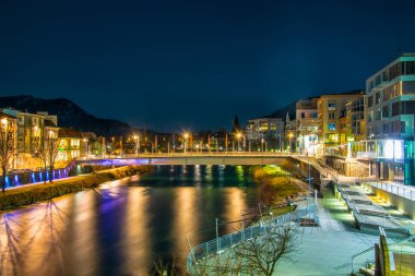 Avusturya 'nın Villach kentinde, Drau Nehri' nin nehir kenarı manzarası