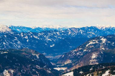 Köyün yakınındaki Gerlitzen dağından gelen karla kaplı dolomitlerin görüntüsü.