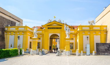 Avusturya 'daki Melk Manastırı' nın ana girişi.