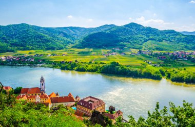 Avusturya 'nın Wachau vadisinde yer alan Durnstein köyünün hava manzarası