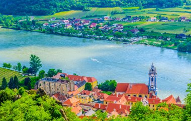 Avusturya 'nın Wachau vadisinde yer alan Durnstein köyünün panorama hava görüntüsü