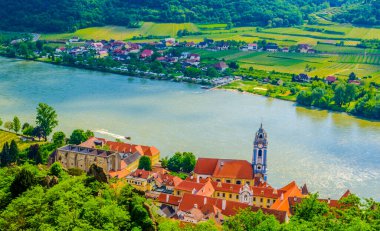 Avusturya 'nın Wachau vadisinde yer alan Durnstein köyünün panorama hava görüntüsü