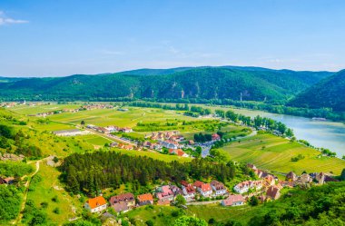 Avusturya 'nın Wachau vadisinde yer alan Durnstein köyünün panorama hava görüntüsü