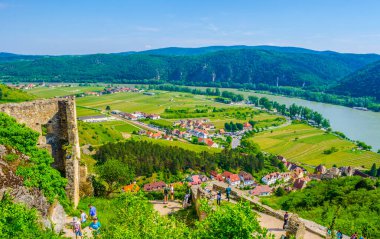 Avusturya 'nın Wachau vadisinde yer alan Durnstein köyünün panorama hava görüntüsü