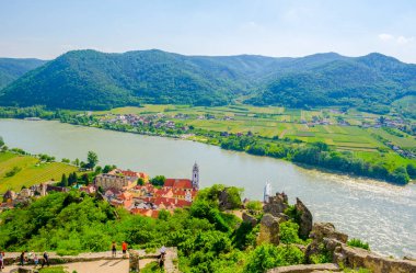 Avusturya 'nın Wachau vadisinde yer alan Durnstein köyünün panorama hava görüntüsü