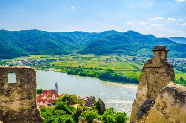 Avusturya 'nın Wachau vadisinde yer alan Durnstein köyünün panorama hava görüntüsü