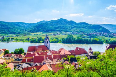 Avusturya 'nın Wachau vadisinde yer alan Durnstein köyünün panorama hava görüntüsü