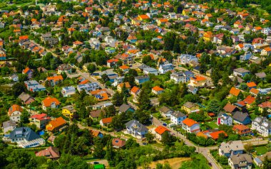 Viyana 'nın en yüksek kulelerinden biri olan Donauturm' dan (Tuna Kulesi) Viyana 'nın Banliyölerinin Havadan Görünümü.