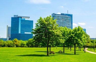 Viyana Uluslararası Merkezi 'nin ufuk çizgisi yakınlardaki bir parktan